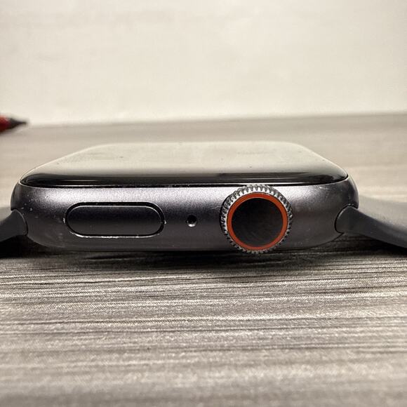 Apple Watch Series 5 44mm GPS LTE WR-50M Grey Stainless Steel Body W/ Band - Picture 4 of 9